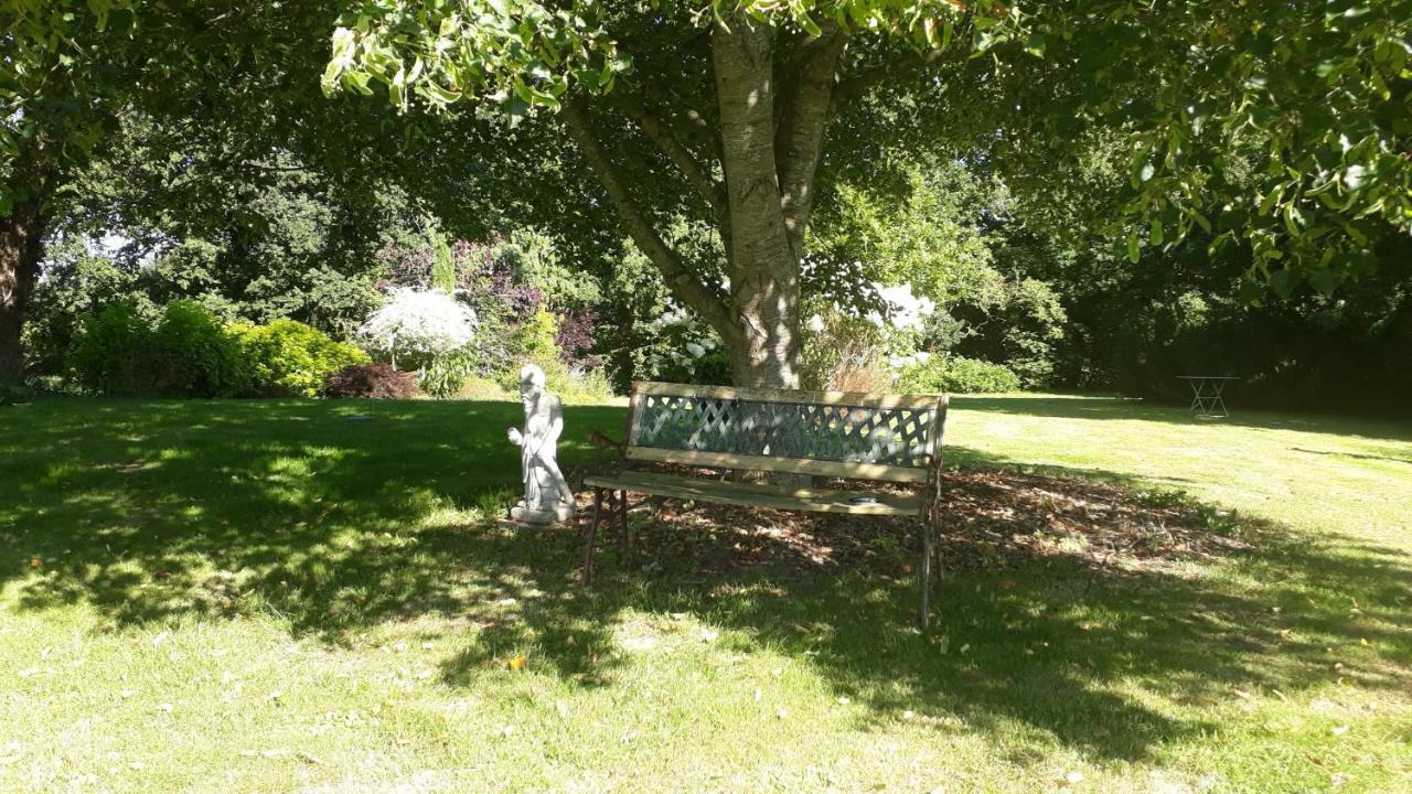 Les Berges De La Planchette Bed & Breakfast Yvignac-la-Tour ภายนอก รูปภาพ
