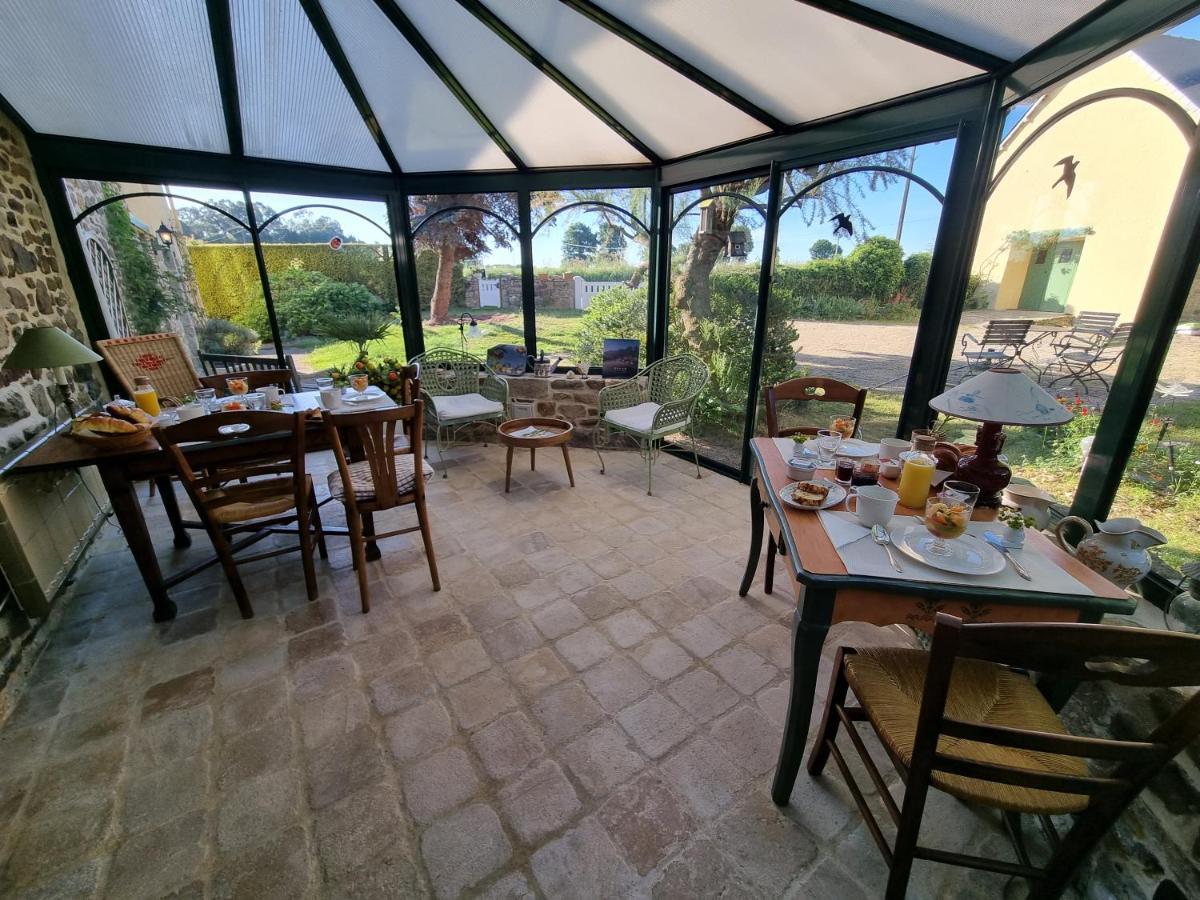 Les Berges De La Planchette Bed & Breakfast Yvignac-la-Tour ภายนอก รูปภาพ