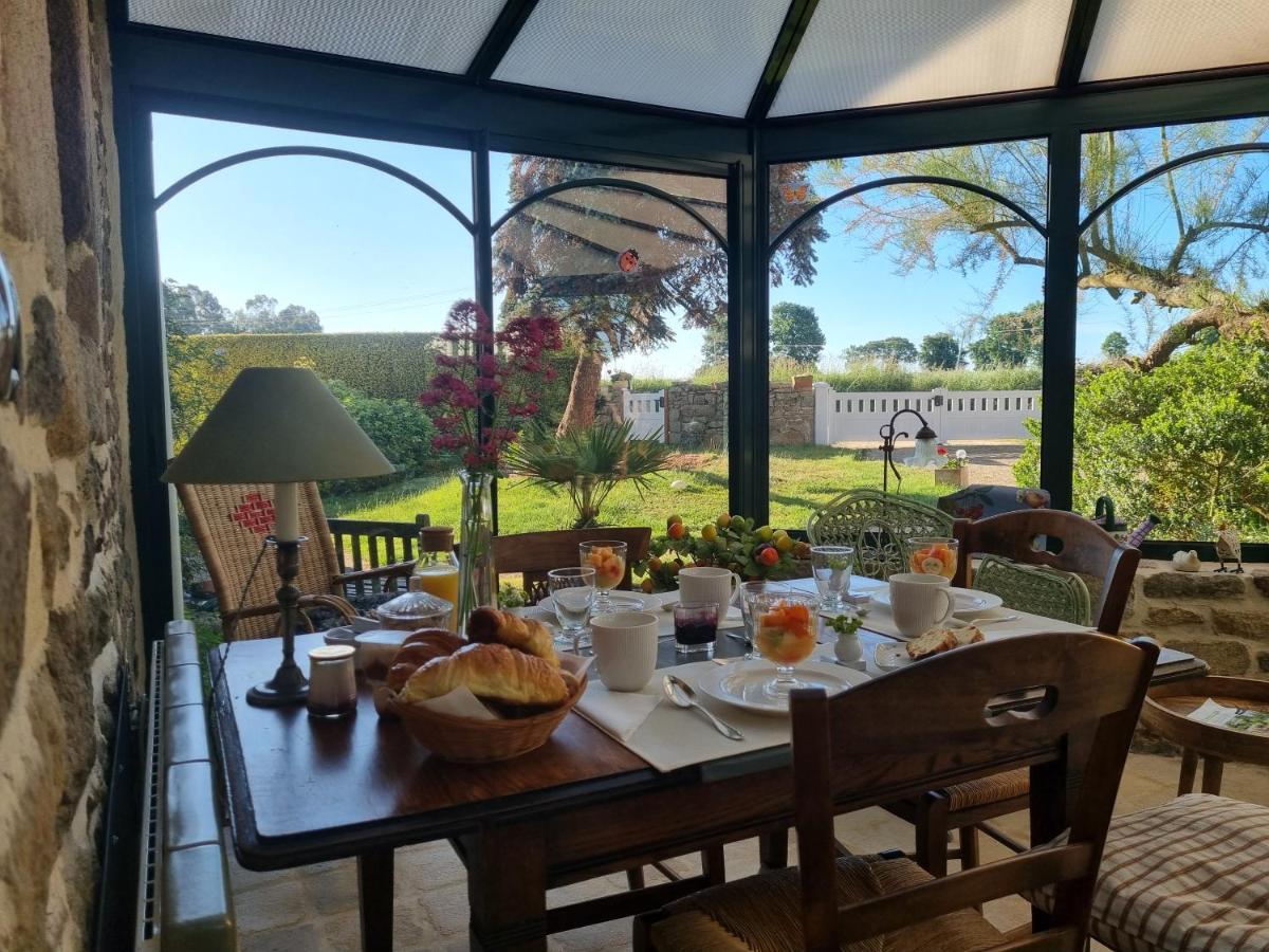 Les Berges De La Planchette Bed & Breakfast Yvignac-la-Tour ภายนอก รูปภาพ
